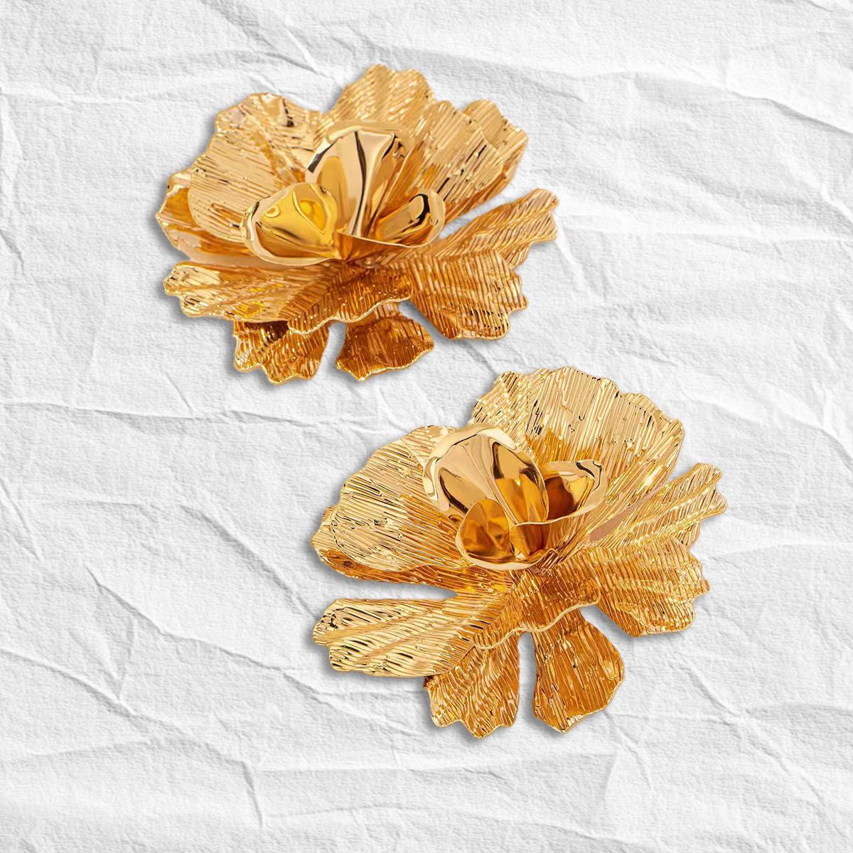 The new fashion gold flower stud earrings are simple and elegant