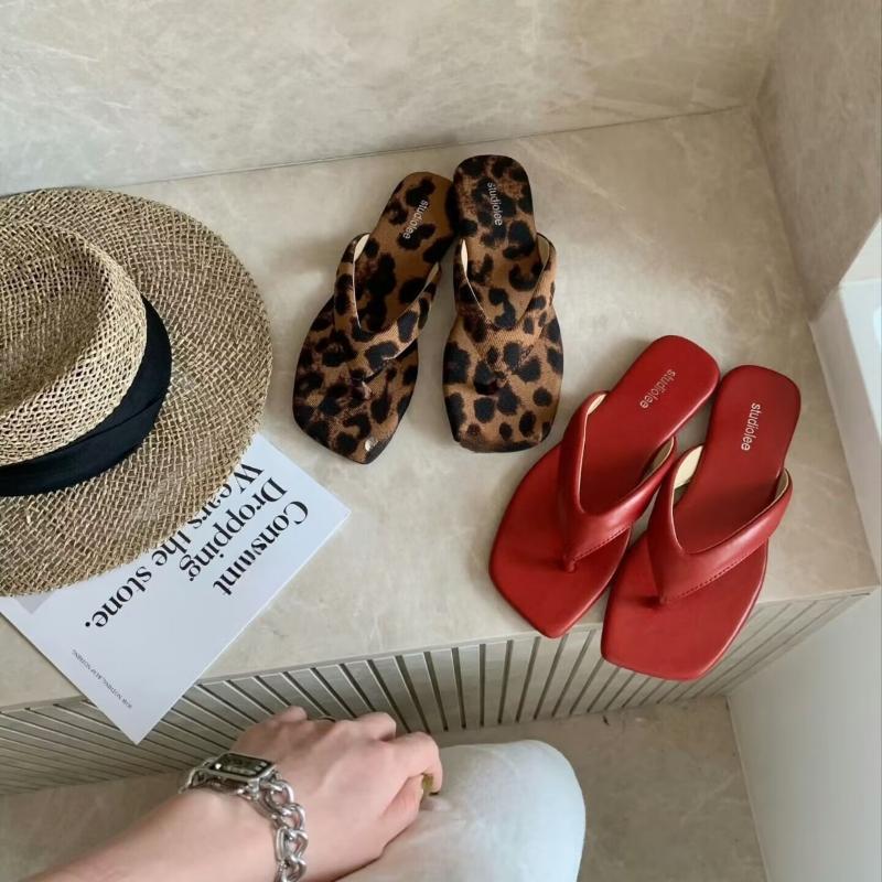 Ladies' New Style, One Pair of Square Headed Leather Leopard Print Versatile Low Heel Clip Toe Flip Flops for Women's Outdoor Wear