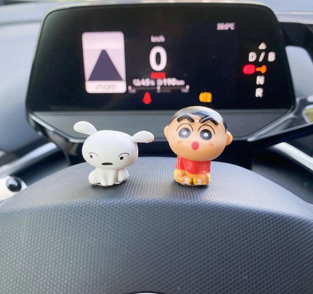 5 szt./Zestaw Anime Crayon Shin-chan Mini Figurka Zabawka Dekoracja Biurka Samochodu Model Kolekcjonerski Lalka Fani Dzieci Prezent na Urodziny