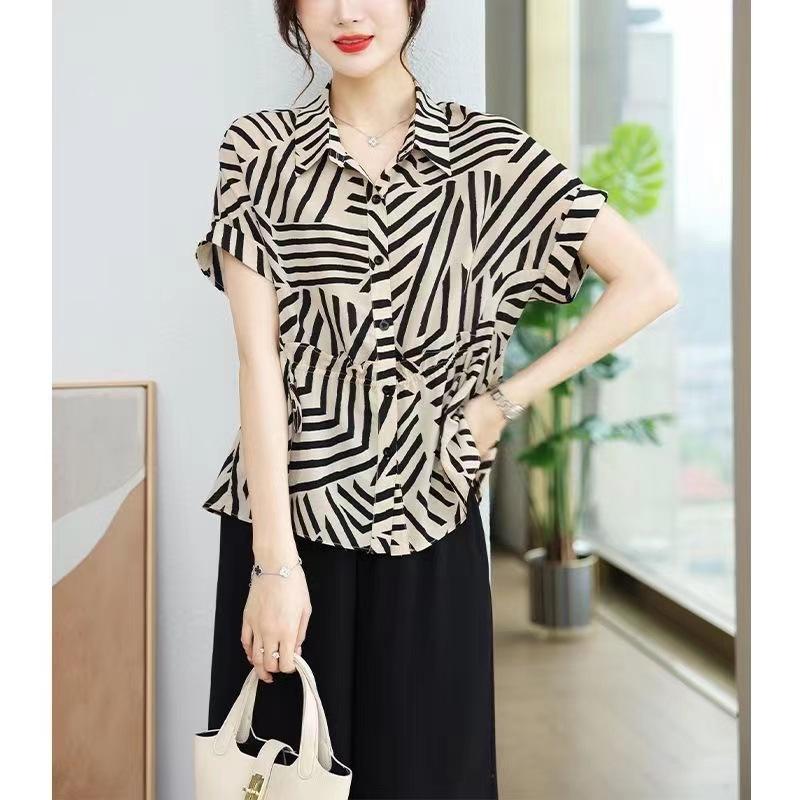 

Elegant Striped Summer Maternity T-Shirt for Middle-Aged Women - Short-Sleeve, Age-Reducing Style 2XL (110-120 jin)