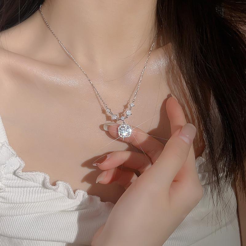 

New small square diamond necklace women s light luxury versatile pendant niche neck chain premium collarbone chain jewelry