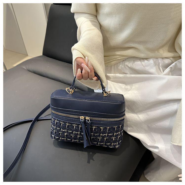2025 Высококачественная женская текстурированная сумка: Новая весенняя мода, нишевый дизайн, сумка через плечо и кроссбоди