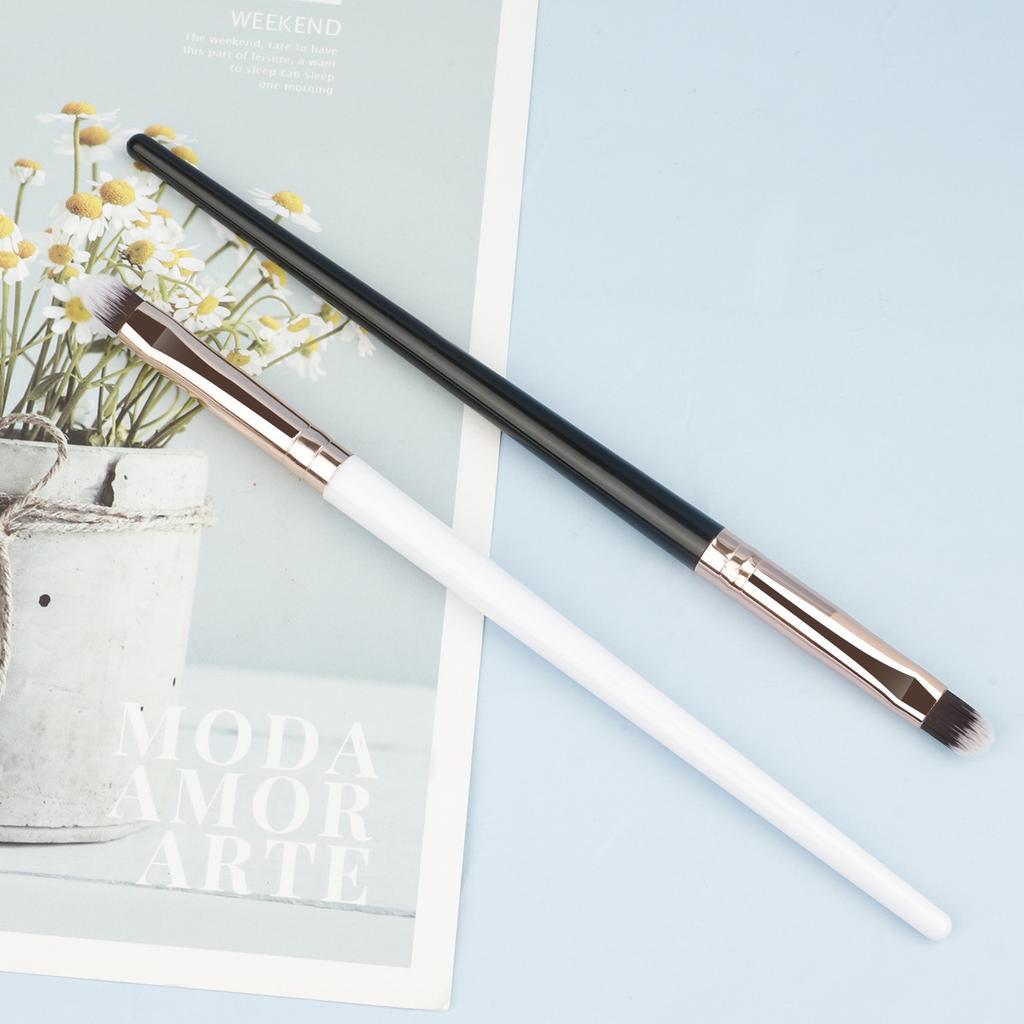 Single lip brush, makeup brush, lipstick brush, two-color hair makeup tool, soft hair makeup brush, beauty tool.