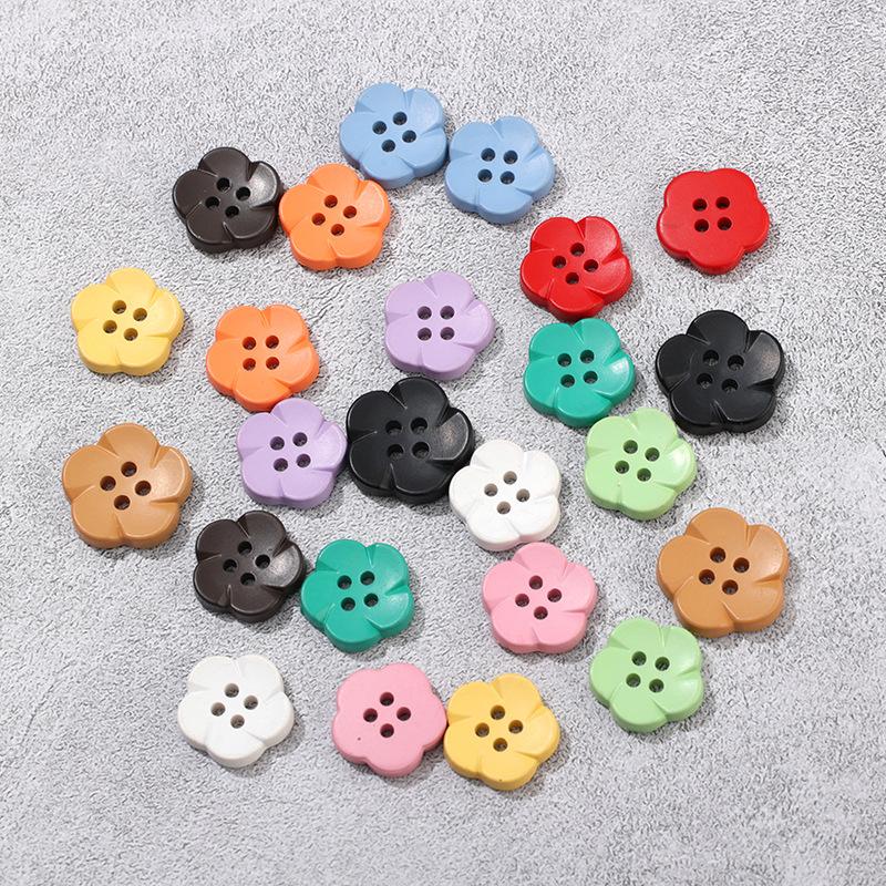 100pcs Mixed Color Plastic Flower Buttons 17mm/0.67in, Assorted Cartoon Design for DIY Crafts, Festive Gift Making.