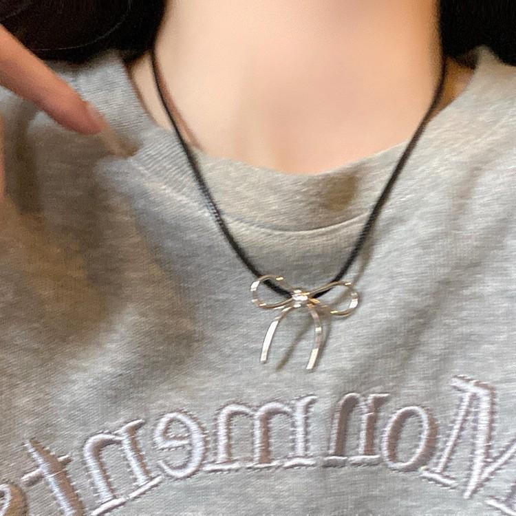 Travel~ Simple Bow Sweater Chain with Unique Personality, Niche Necklace, Women's Light Luxury High-end Collarbone Chain