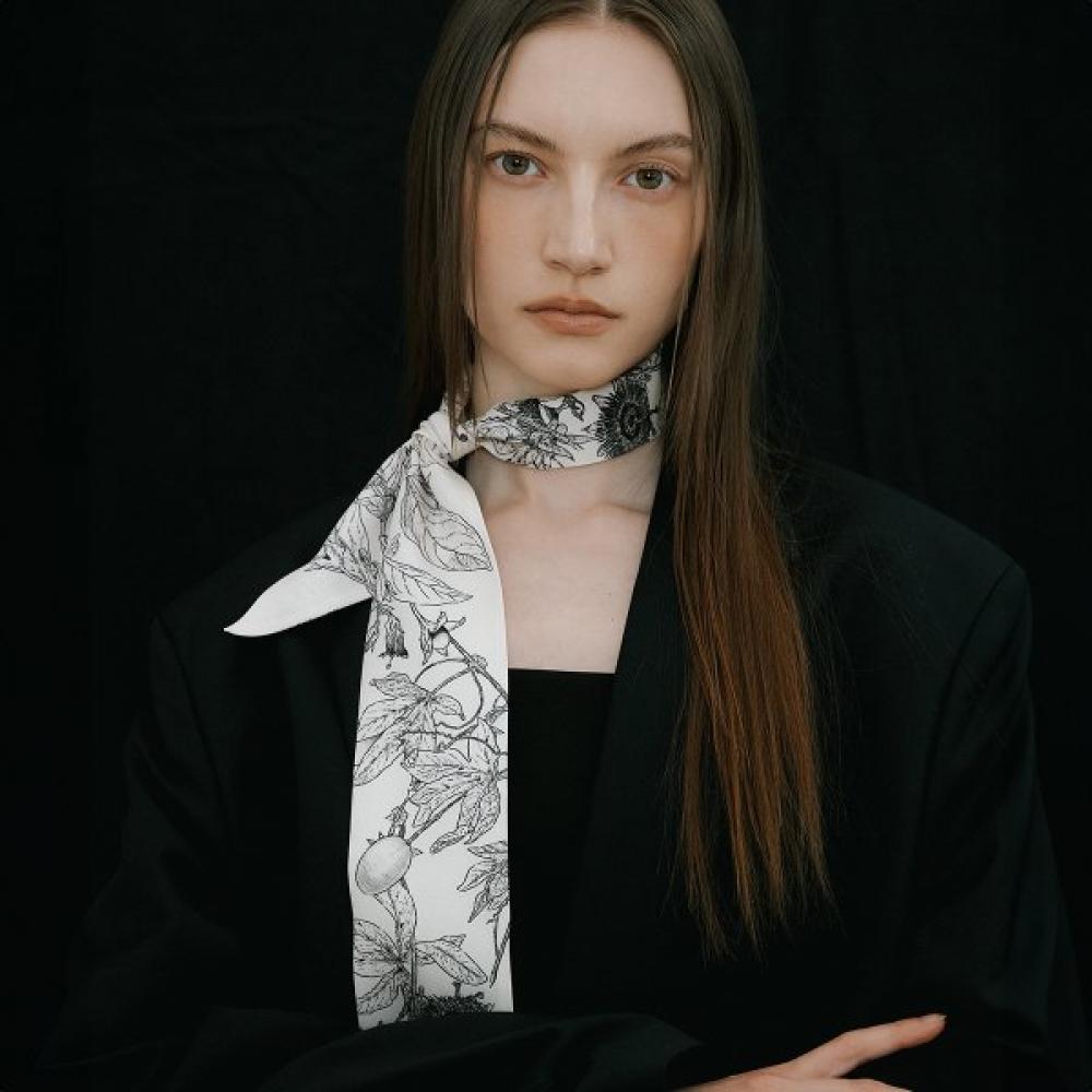 

Avvina Pelle Long Twilly Silk Scarf Cream Model Botanic Garden Single option