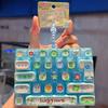 Fidget Tastatur Schlüsselanhänger Kleeblatt 26 Tasten Druckknöpfe Lanyard Einzigartige Stressbewältigung Neujahrsgeschenk für Teenager Kinder