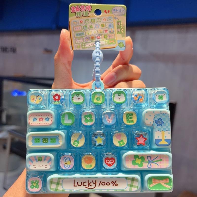 Fidget Tastatur Schlüsselanhänger Kleeblatt 26 Tasten Druckknöpfe Lanyard Einzigartige Stressbewältigung Neujahrsgeschenk für Teenager Kinder