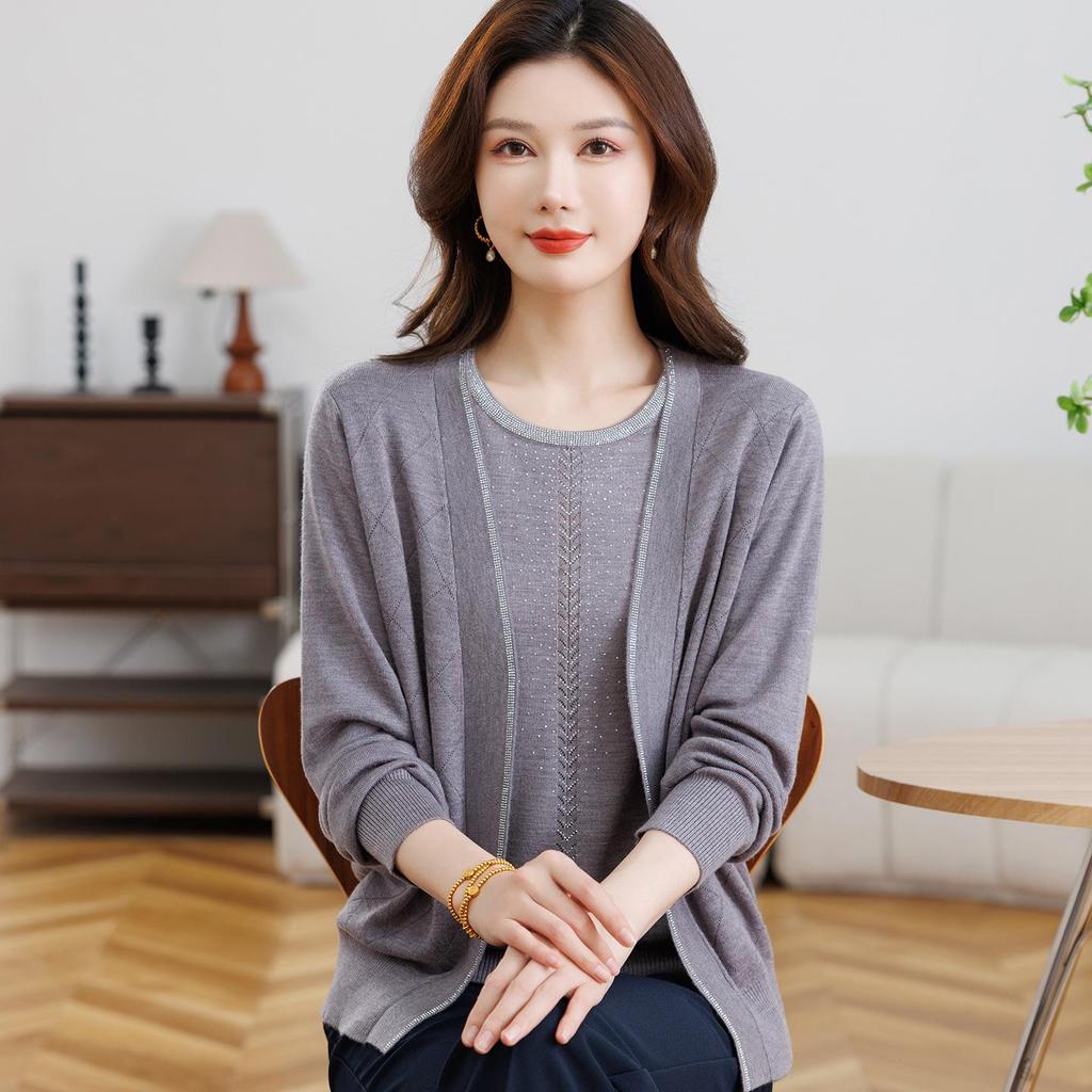 Noble Mother’s Knitted Two-Piece Set: Stylish Loose Sweater for Middle-Aged Women, Spring & Autumn Wear.