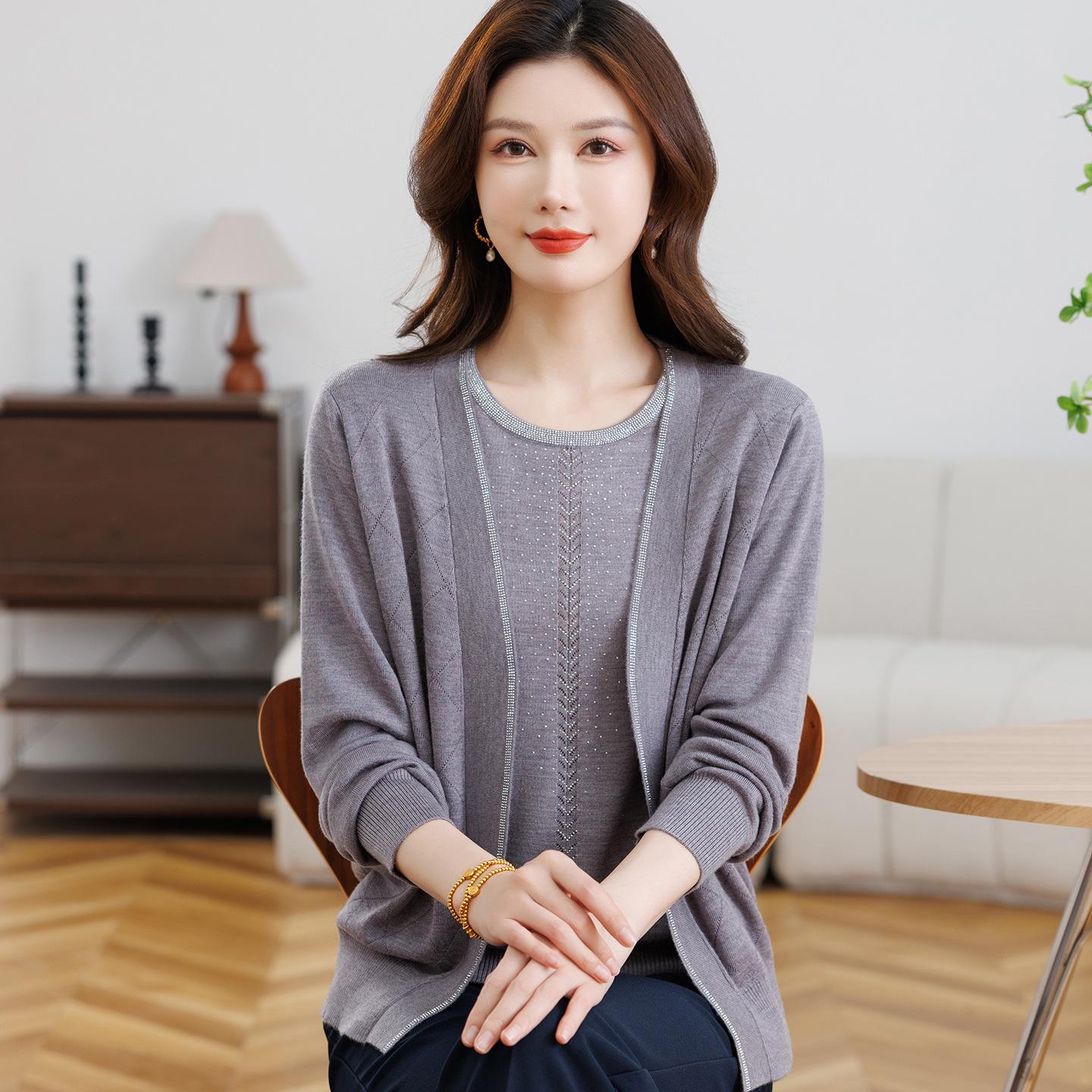 

Noble Mother’s Knitted Two-Piece Set: Stylish Loose Sweater for Middle-Aged Women, Spring & Autumn Wear. XL (suggested weight 90-115 lbs) сірий колір