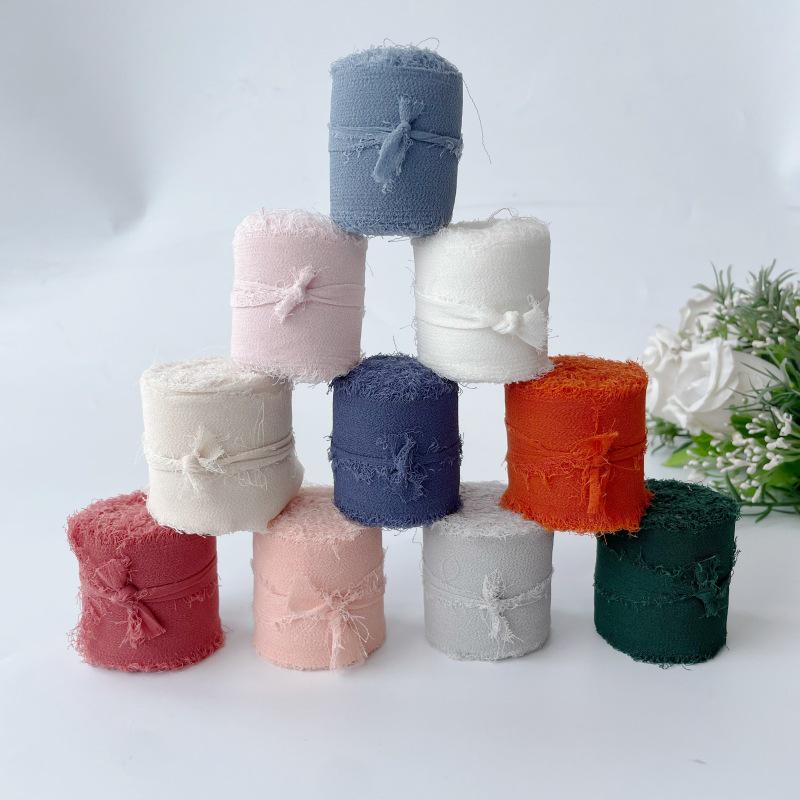 Handgerissenes Chiffonband: Dekorative Girlanden, Haarbänder mit Blumenbindungen und Kuchendekor.