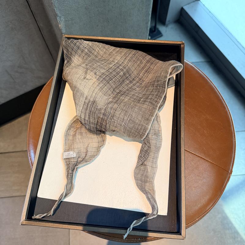 Trendy Versatile And Comfortable Neck Protection Scarf, Outer Decorative Fine Grid Triangular Scarf, Take A Photo Of The High-End Silk Scarf Scarf.