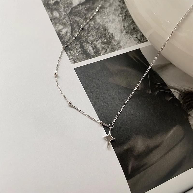 Star-Shaped Asymmetrical Patchwork Necklace: Korean-Style Clavicle Chain with Unique Design.