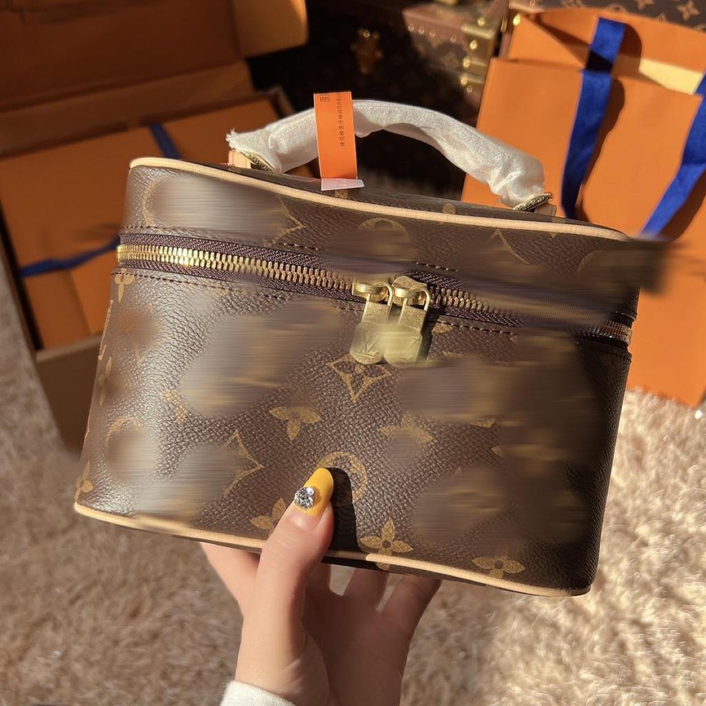 Sminkväska för kvinnor i äkta läder med stor kapacitet, crossbody-axelväska med presentförpackning