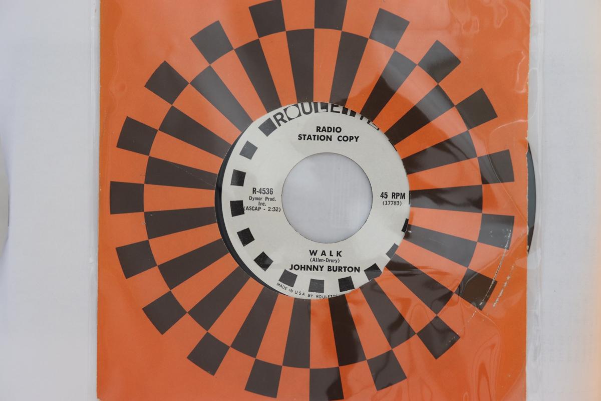 

7-дюймовая пластинка ДЖОННИ БЕРТОНА (3) - Прогулка/Где-то по пути R4536 Roulette 1963 США Рок Б/У