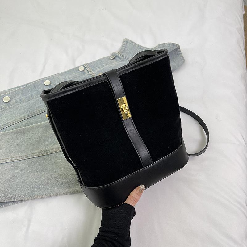

This year s popular small bags for women s autumn solid color 2025 new fashionable retro messenger bags frosted portable bucket bags