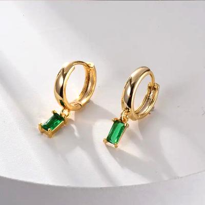 Huitan Chic Leuchtend Grüne Zirkonia Ohrringe Damen Alltagsaccessoires Mode Damen Schlichter Stil Zirkon für Verlobungszeremonie
