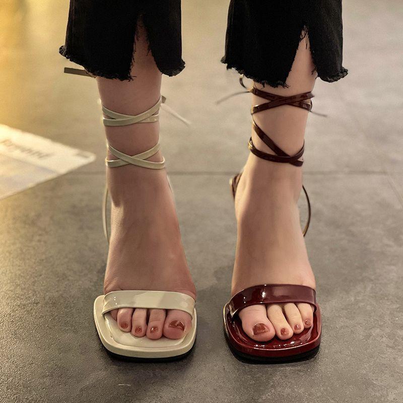 Mode lässig europäischer und amerikanischer Stil Internet-Star super Fee Jahresarmband Sandalen Dameneinzelne Schuhe hohe Absätze Knöchel Sommer