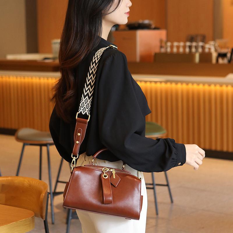 Women's Bag Crossbody Commuting Bag New Summer Style Fashionable Retro Hand-held Single Shoulder Boston Pillow Bag
