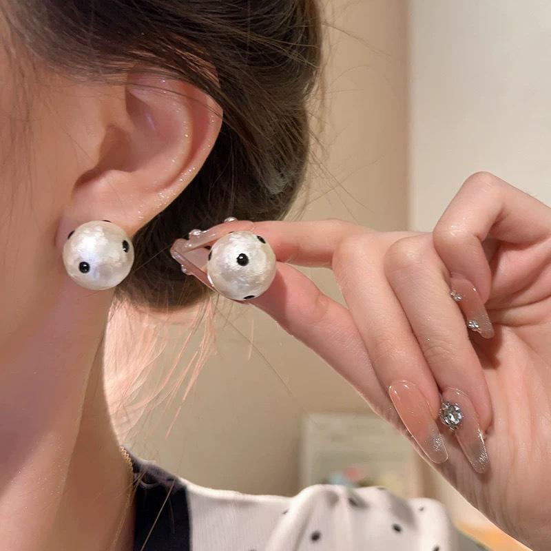 French Small Fragrant Style Pearl Stud Earrings Women's Light Luxury High-end Sense Retro Temperament Earrings Ear Jewelry