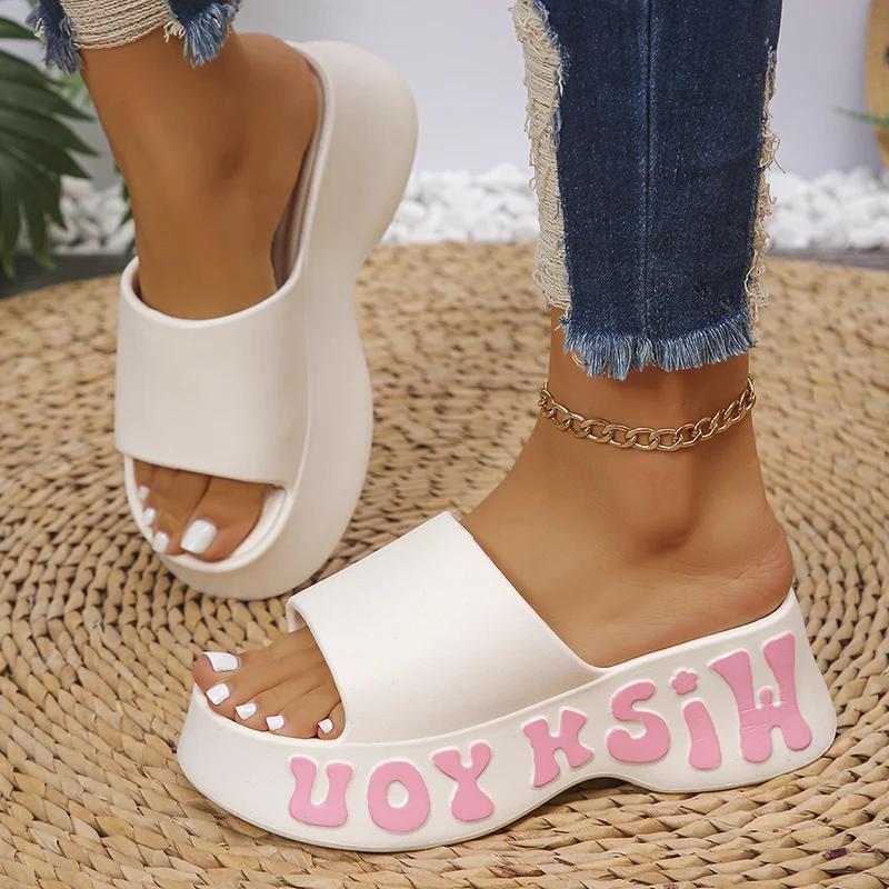 Sandale cu platformă pană cu imprimeu de litere Femei Vară Plajă Anti-alunecare Papuci cu talpă groasă Femeie Modă de exterior Diapozitive pernă EVA