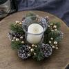 Weihnachtskerzenring, künstliche Tannennadeln, Tannenzapfen, Beeren, Girlande, rustikaler festlicher Kerzenkranz für die Tischdekoration zu Hause