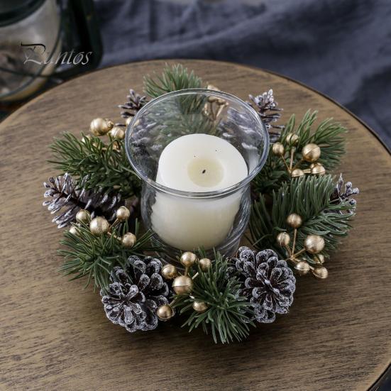 Weihnachtskerzenring, künstliche Tannennadeln, Tannenzapfen, Beeren, Girlande, rustikaler festlicher Kerzenkranz für die Tischdekoration zu Hause