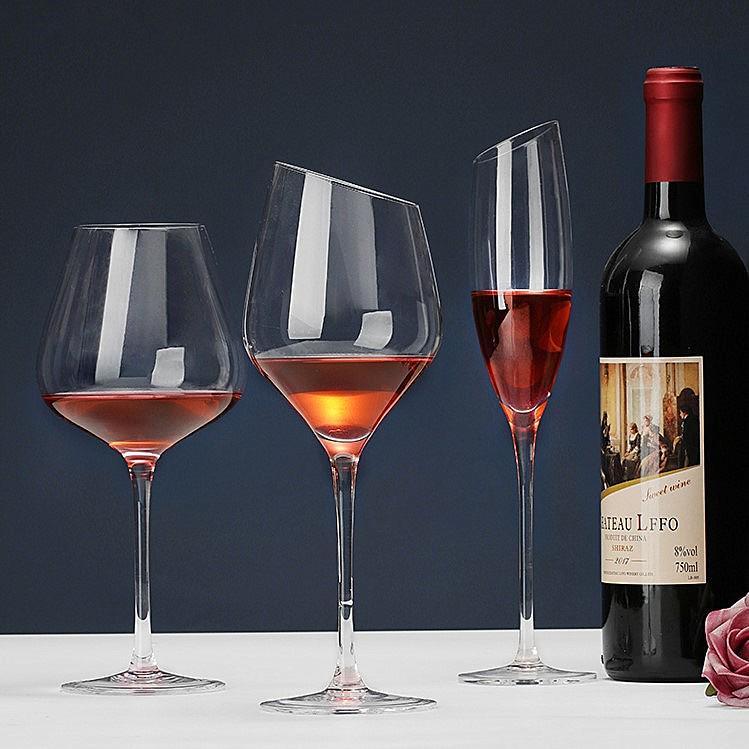 Calice da vino in cristallo stile europeo con accento in noce