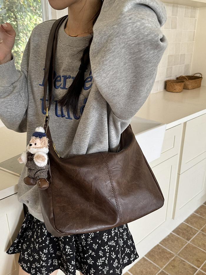 

Versatile ins messenger bag autumn and winter women s 2024 new trendy retro tote bag college casual large-capacity bag темно-коричневого кольору