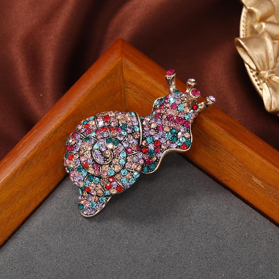 

Vintage Delicate Designe Full Crystal Rhinestone Snail Buckle Brooches For Women Lady Crative Design Party Wedding Pins Badges