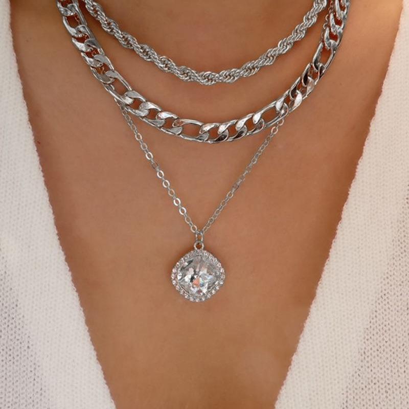Gold-plated crystal pendant, new necklace, fashion street shot, butterfly sweater chain, women's light luxury style collarbone chain.