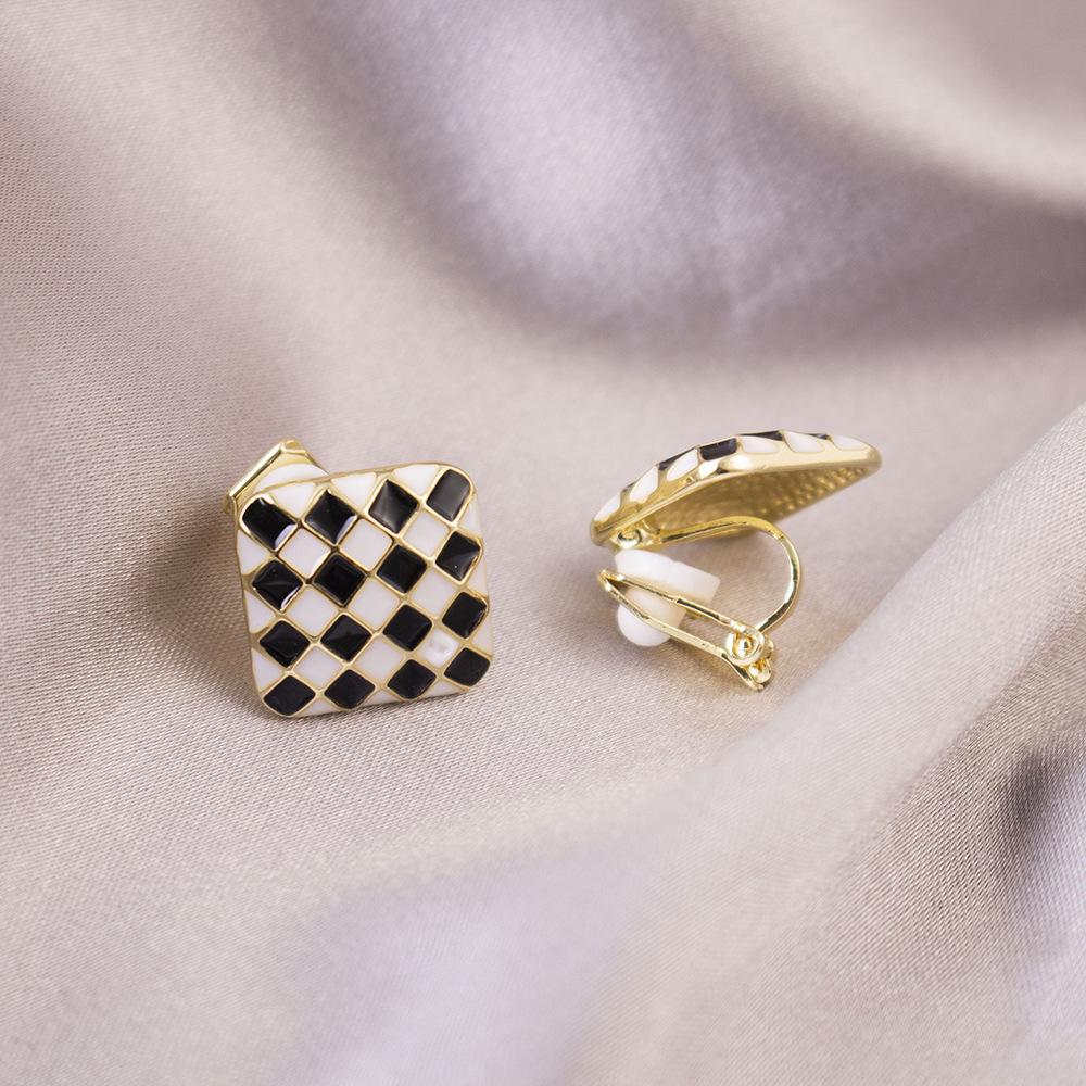 Elegant Clip-On Triangle Earrings for Non-Pierced Ears - Versatile, Light Luxury for Everyday Wear.
