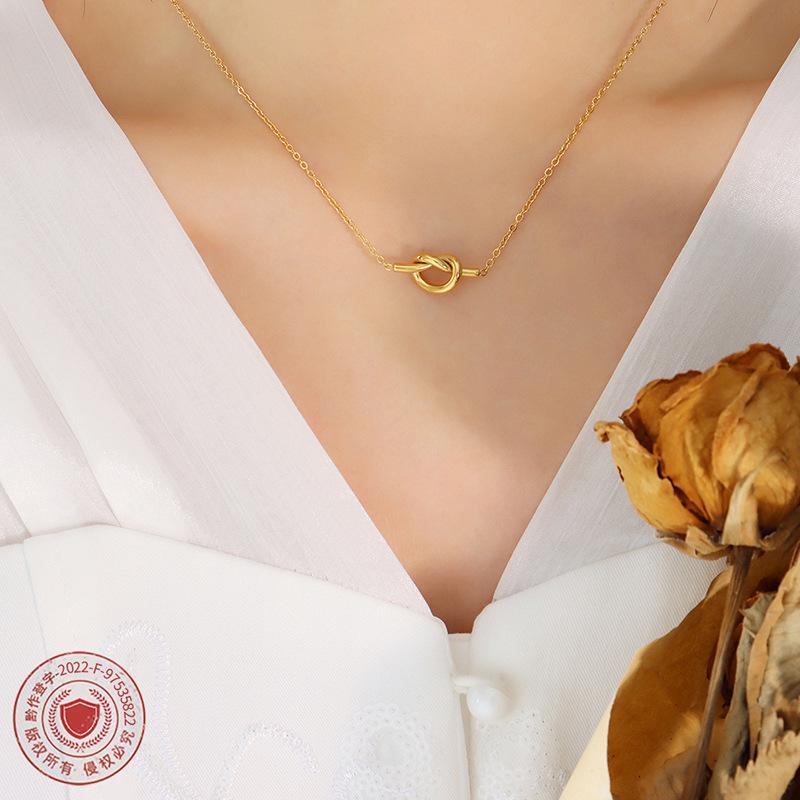 Korean Sweetheart Heart-Shaped Pendant Necklace for Women, 18K Gold-Plated Titanium Steel Clavicle Chain