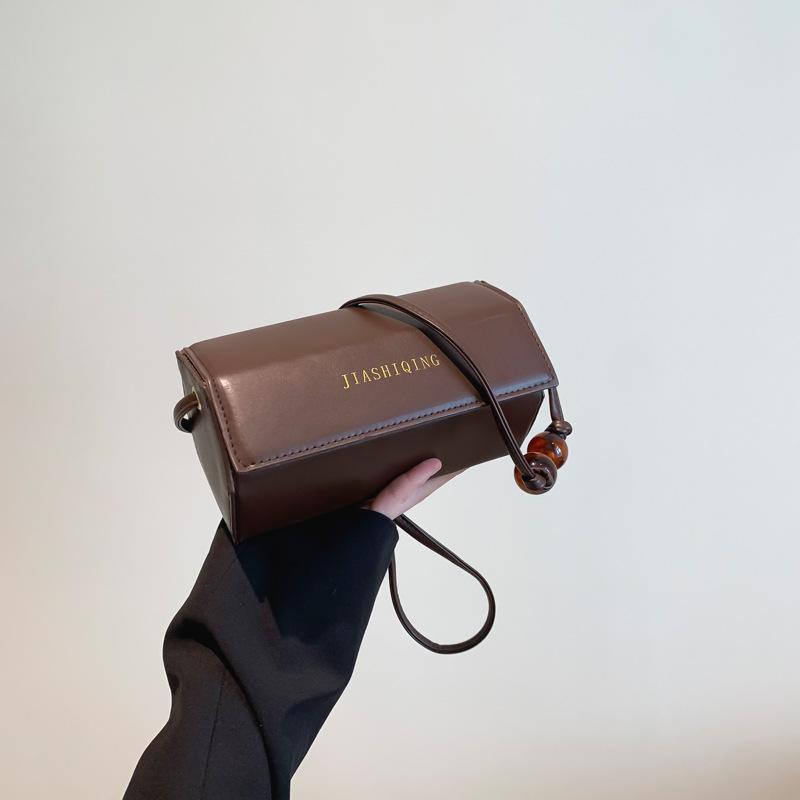 

2024 new retro commuter bag women s casual messenger bag niche simple portable shoulder bag trendy underarm women s bag кавовий