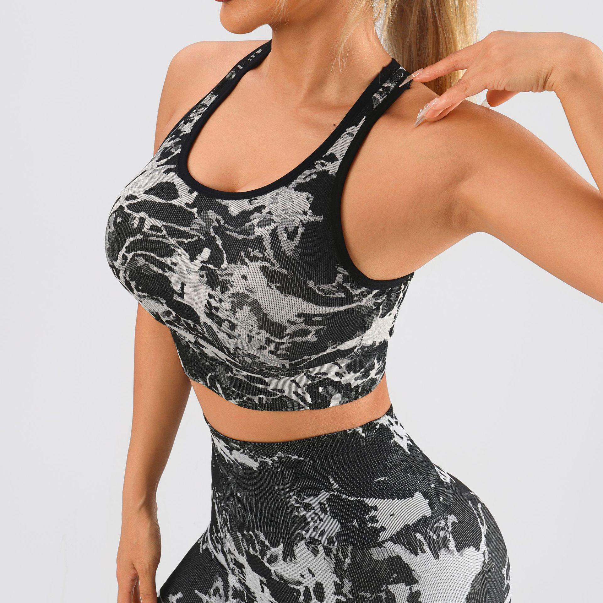 

TikTok Seamless Yoga Tank Top with Push-Up Bra and Chest Pads - Beautiful Back Design for Fitness Large чорний