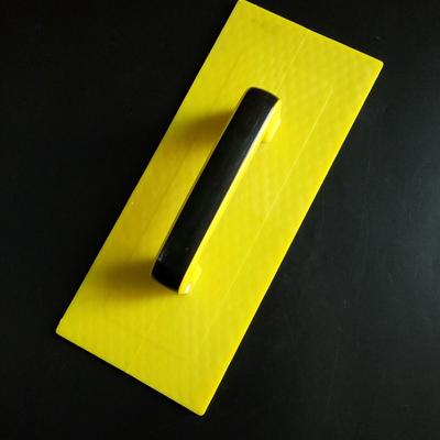 Mittelgelber Kunststoffspachtel mit flachem schwarzem Deckel, 35x14,5cm - Ideal für Bauarbeiten und Schleifen von Gipskartonplatten