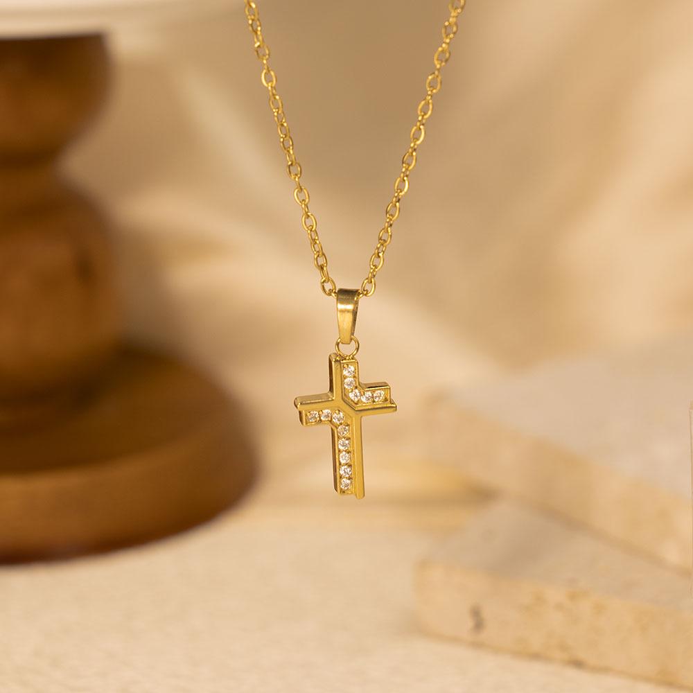 European & American Cross Pendant Necklace: Luxury, Versatile, and Fashionable Design