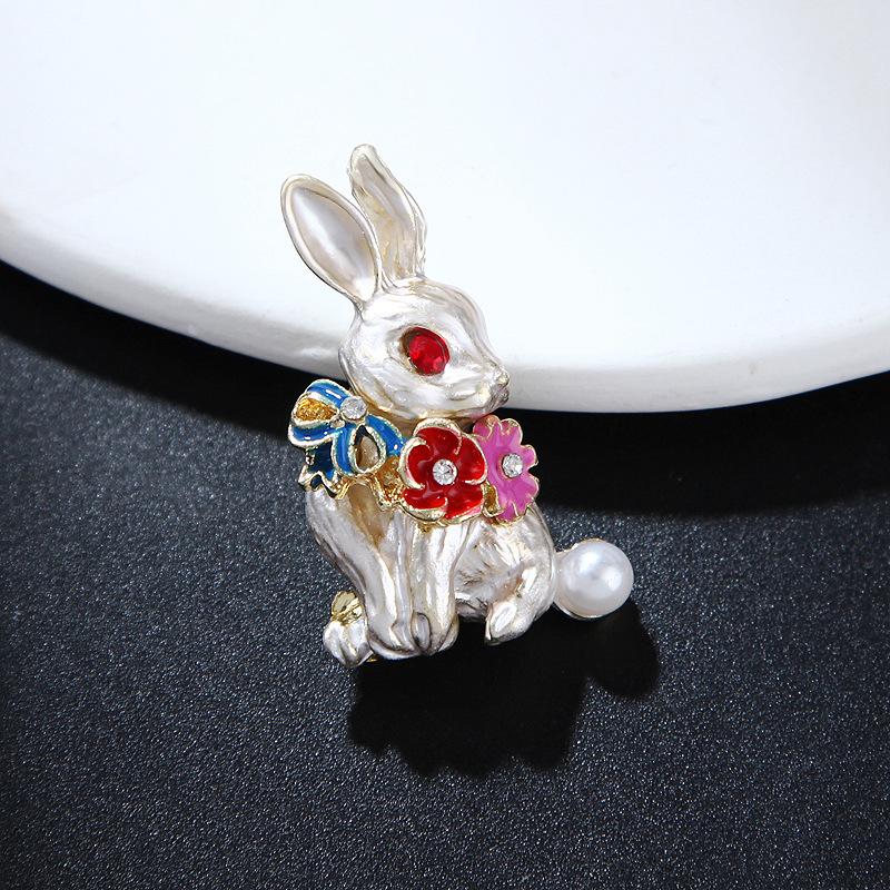Cute Mori Department White Rabbit Brooch Retro Cartoon Pearl Animal Pin Female Jacket Jumper Small Corsage Accessories Long-Lasting Color Brooch Gift