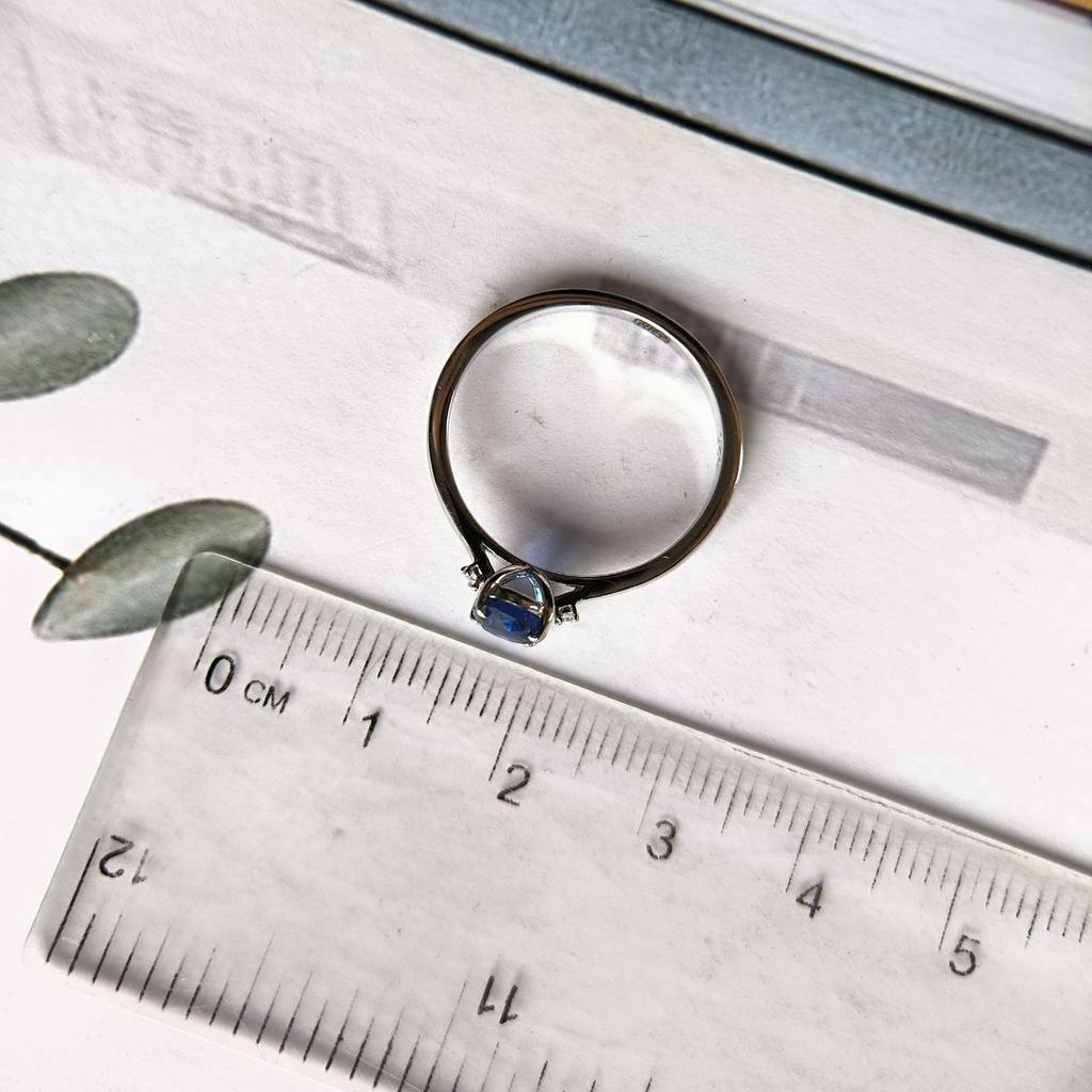 Серебряное кольцо с сапфиром nano 0.597ct, вес изделия 1,73 гр (2188995)