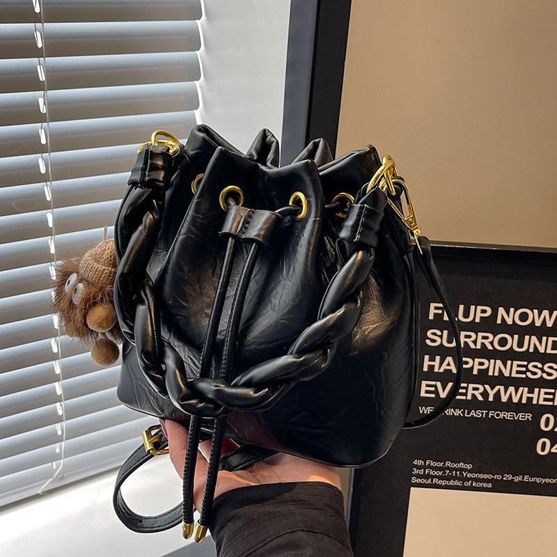 Bucket Bag 2025 Spring New Shoulder Bag Pumping Strap Korean Version Fashion Women's Bag High-end Sense Niche Fashion Women's Bag