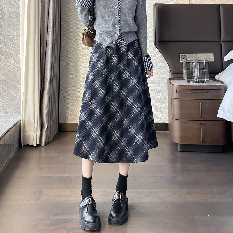 

New Autumn/Winter Plus-Size Plaid Wool A-Line Midi Skirt for Women with Slimming Wide Hem 2XL, for 135-150 jin