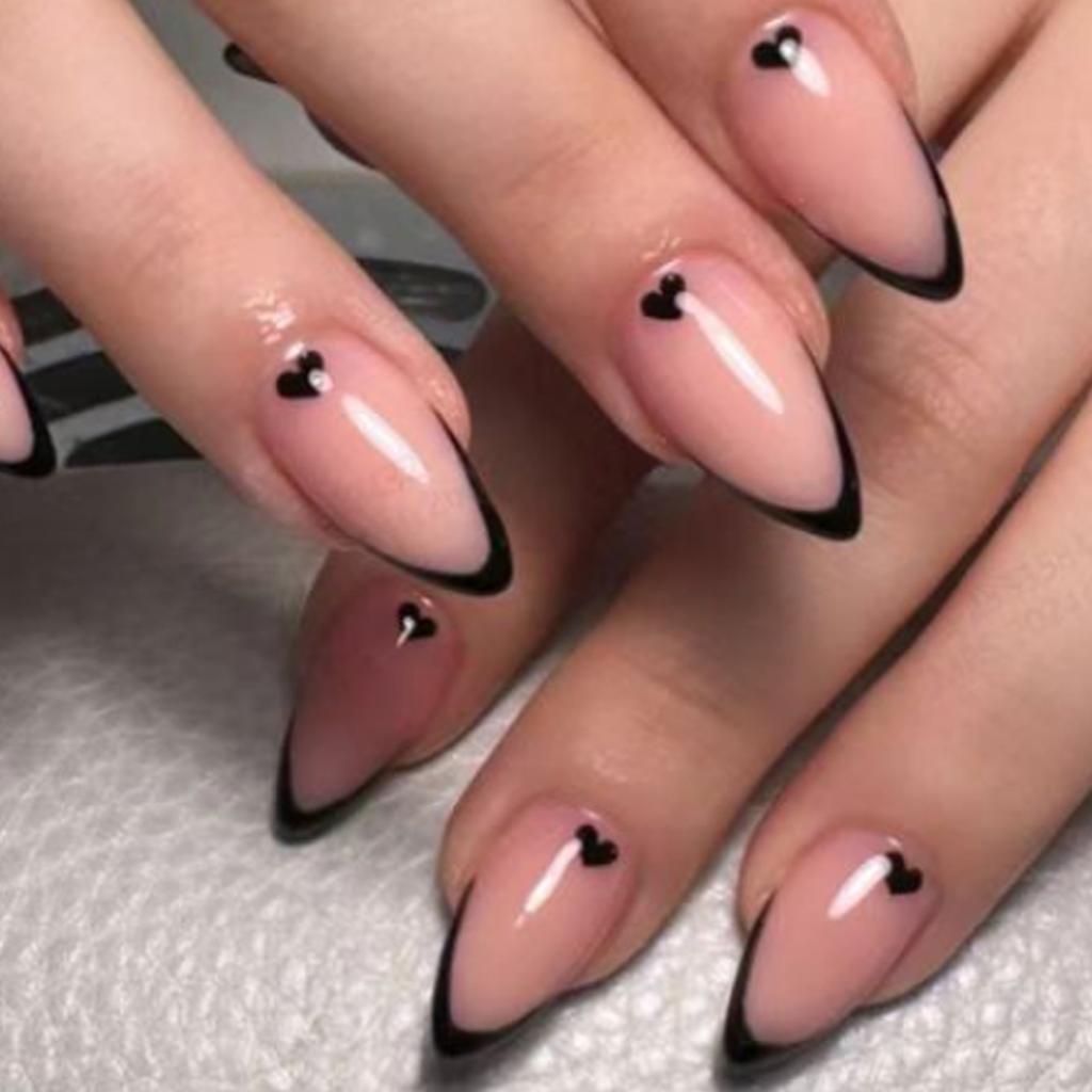 24Pz Unghie Finte a Mandorla Corte, Nude con French Neri e Stampa a Cuore per San Valentino