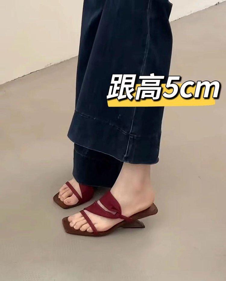 

Новые модные и универсальные темпераментные ретро маленькие на низком каблуке с квадратным носком средневековые сандалии на танкетке 40