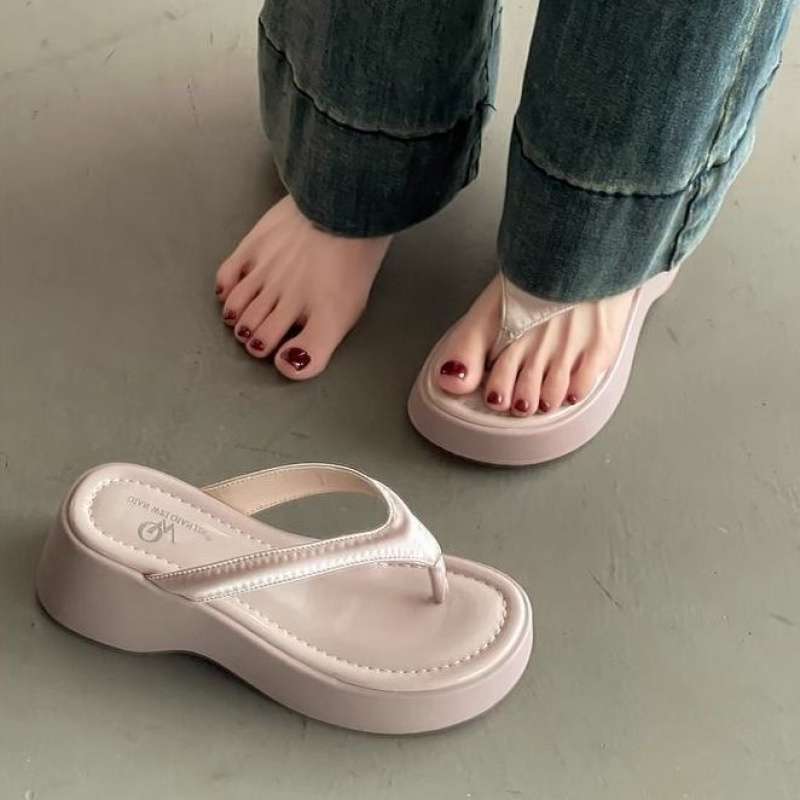 

Ленивые ветровые тапочки женские летние увеличивающие рост шлепанцы толстая подошва 2025 новая модная универсальная обувь с открытым носком прохладные тапочки 40