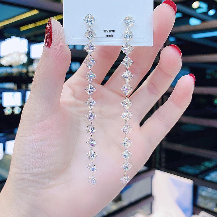 Brincos da Moda Exquisitos com Borla Longa: Elegante, Brilhante e Versátil para Mulheres