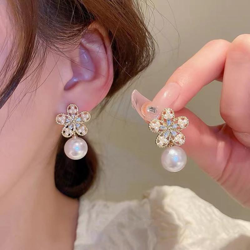 Silver needle pearl flower earrings, new temperament stud earrings, cute and sweet autumn and winter earrings.