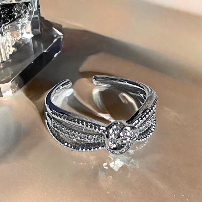 Luxuriöser Schlangenring mit vollem Diamantbesatz: Glänzende, Hochwertige Offene Kupfer Münze für Damen