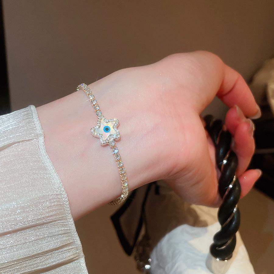 Elegant Geometric Zircon Mother-of-Pearl Flower Bracelet: Luxury Hand Jewelry for Women