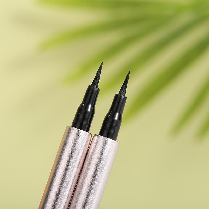 Der extrem feine flüssige Eyeliner ist langanhaltend, wasserfest und verschmiert nicht. Er ist ein dünnspitziger flüssiger Eyeliner für Anfänger.