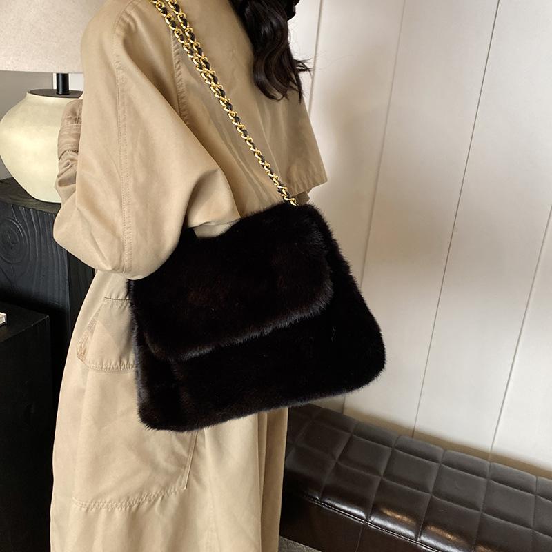 2025 Autumn and Winter New Fashionable Versatile Chain Bag Niche Design Plush Bag Large Capacity Underarm Bag Fluffy Bag